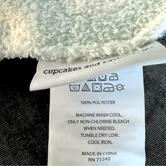 NWT Cupcakes and Cashmere Kid’s Blue Leopard Throw - Picture 4 of 8